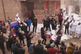 山西农村过白事唢呐演奏，这个师傅的吹功没得说，场面乱哄哄