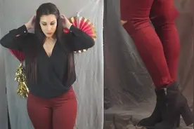 成熟美女穿衣展示：黑色上衣搭配橙色紧身牛仔裤视频封面