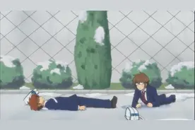 看见女同学摔倒了的正确做法