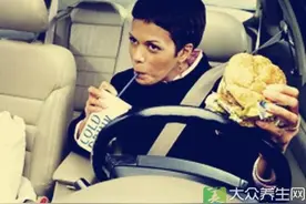 车内这样“偷吃”当心瞬间中毒图片