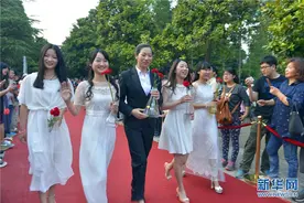 中科大举办毕业红毯秀 “学霸”变身男神女神图片