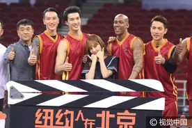 大灰狼与小白兔！马布里搭肩郑秀妍超体贴 球场热聊亲密十足图片