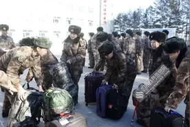 黑河边防女兵执勤巡逻 零下38度严寒中俄边防线站岗图片