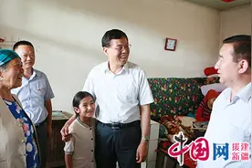 浙江援疆指挥部党委书记徐纪平到玉奇喀特乡走亲戚送温暖图片