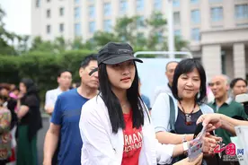 2016年全国高考：童星关晓彤赴考图片