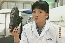 卫生队的故事  小毛脚太臭，把护士殷桃熏晕了视频封面