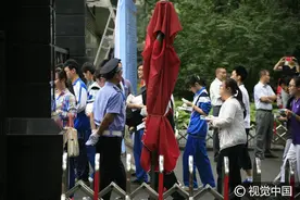 北京四中考生陆续进入考场，家长校门外守候图片