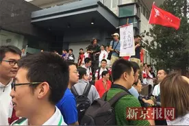 人大附中校友高喊“靠谱”为高考师弟师妹加油图片