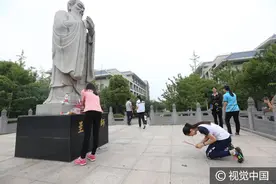 湖北襄阳：高考考生考前排队拜孔子祈求金榜题名图片