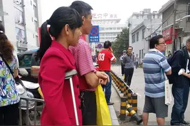 残疾妈妈拄拐杖全天陪考 称身体不舒服精神上有安慰图片