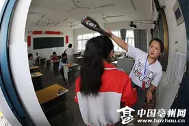 亳州：直击高考，考场外涌现出爱的暖流图片