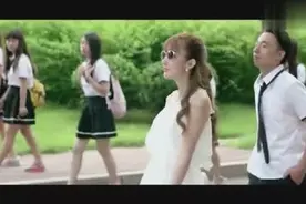 校花第一天上学，引来无数帅哥美女围观视频封面