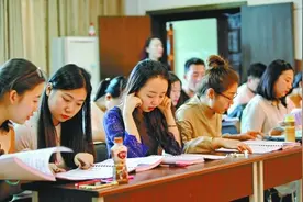 武汉音院学生挑战全法语合唱图片