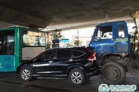 昆明一红灯路口大货车刹车失灵撞上SUV 致3车追尾图片