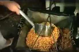 好吓人！泡面厂制作流程曝光，看完你还敢吃吗？图片