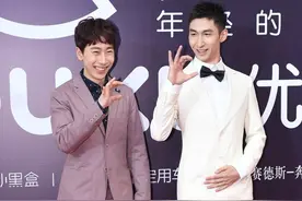 武大靖、韩天宇西装出席活动 颜值完爆日韩偶像！图片