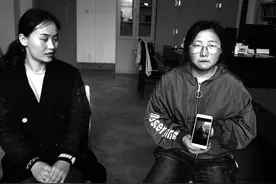 女大学生的秘密——背着养父走过苦难图片