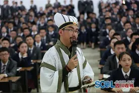 “戏精”老师花两个小时化妆 课堂玩穿越图片