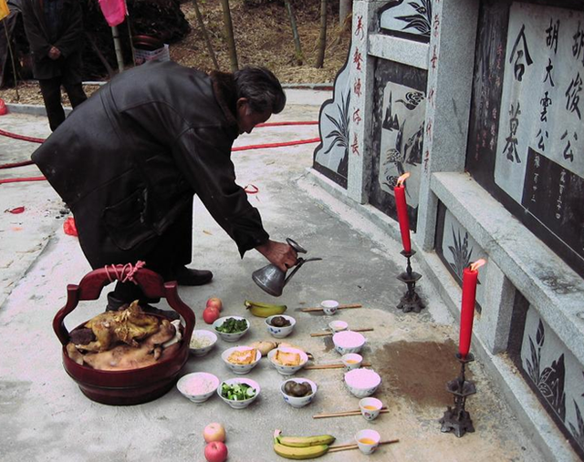 上坟摆供品有哪三样 常见的是水果素食酒水