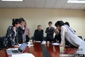 怎么喂才对鸡最好？中外专家探讨动物福利图片