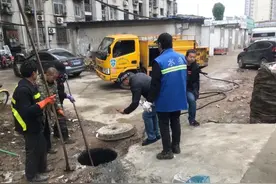 海运小区反复积水 原来是建筑垃圾堵塞了排水管道图片