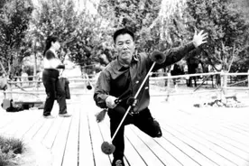 老人自创打花棍绝技  好看还实用 引来了一大群的“粉丝图片