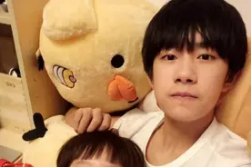 从小就帮哥哥圈粉！易烊千玺弟弟偷哥哥签名送老师图片