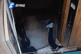 11岁熊孩子蹬飞电梯门 妈妈：物业该感谢我儿子图片