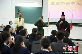 “戏精”老师课堂玩穿越 同学：这样的历史课有意思图片