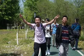 成都中学生徒步拉练 一口气走了近20公里图片
