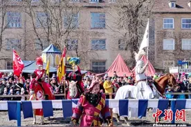 德国柏林中世纪城堡上演“骑士节”图片