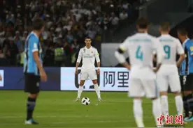 C罗上演倒挂金钩技惊四座 齐达内：和我比不了图片