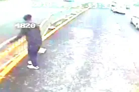 郑州这位公交车长当街解皮带，为啥还获满车乘客点赞？图片