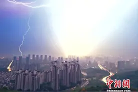 重庆遇强对流天气“夜如白昼”图片