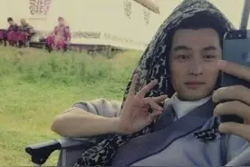 明星片场休息，胡歌竖起了兰花指，霍建华也有着娇羞的一面！图片