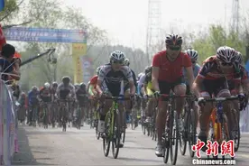 “环中原2018自行车公开赛”首站在河南淅川开骑图片