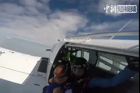 刺激！实拍两男子3000米高空双人跳伞图片