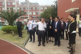 公共体育场馆是否按规定向社会开放？上海市人大代表去视察了图片