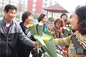 奎文区东关街道李家街社区：鲜花换纸钱 绿色过清明图片