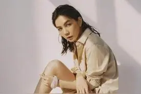 Ella曝曾极度没自信：我连麦克风都不敢拿太近图片