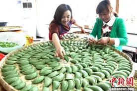 安徽歙县：传艺制作“清明饺”图片