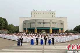 江西湾里：千名中医药学子齐诵《盛世清明颂》（图）图片