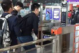 摄像头高度不合适，高个子刷脸进武汉站要“跳街舞”图片