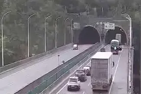 超车遇阻心不甘，路怒司机停车打人造连环追尾图片