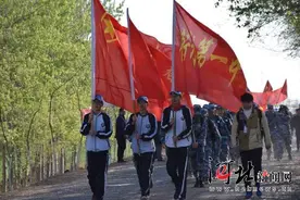 衡水中学中与衡水一中联合举办80华里远足活动图片
