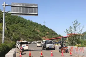108国道周至段塌方路断了半年未修复 老百姓出行靠爬山图片
