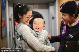带娃神器“腰凳”让家长腰痛 可能是你没用对图片