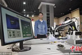 机器人打麻将下象棋亮相西安交大博物馆图片