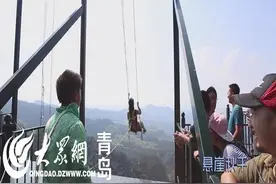 清明节期间世界第一崖壁秋千受游客大爱，排队争相体验！图片