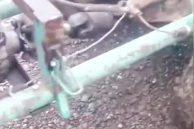 牛人把手扶拖拉机改成四驱，看了就知道厉不厉害！